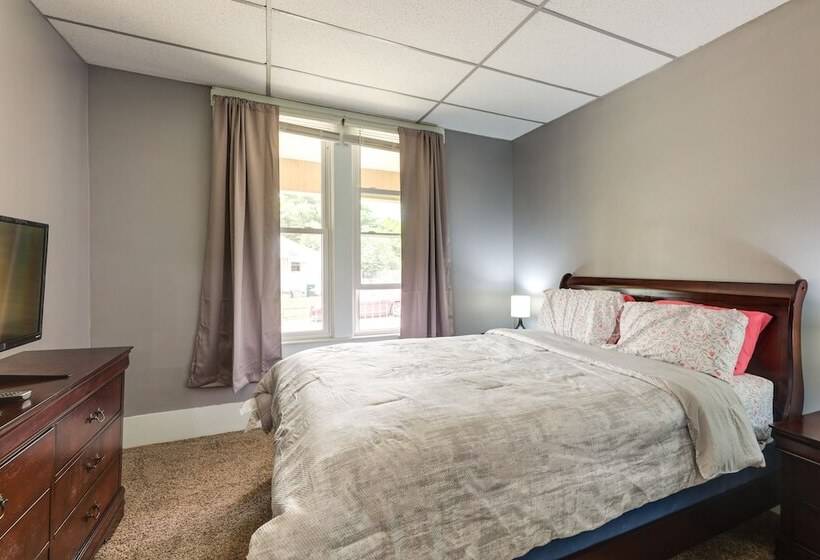 Cozy Ohio Retreat W/ Fire Pit & Charcoal Grill!