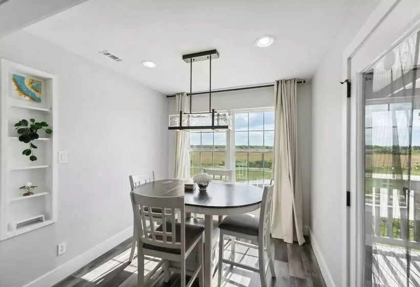 Modern Del Valle Vacation Rental W/ Deck & Views!