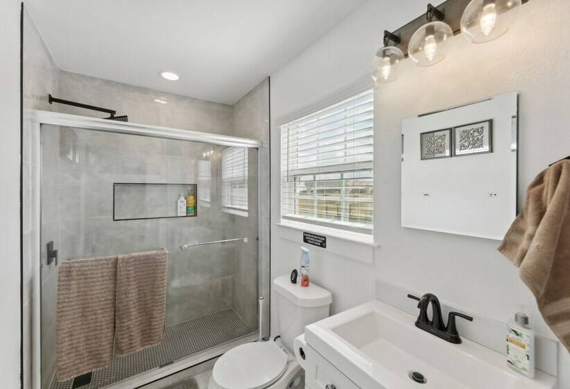 Modern Del Valle Vacation Rental W/ Deck & Views!