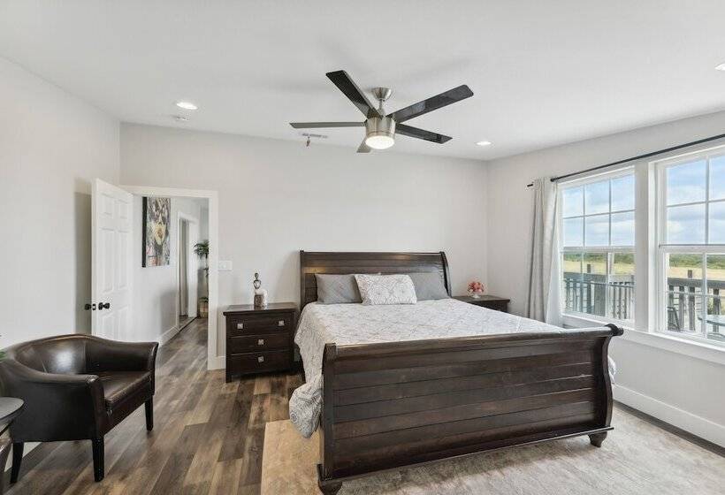 Modern Del Valle Vacation Rental W/ Deck & Views!