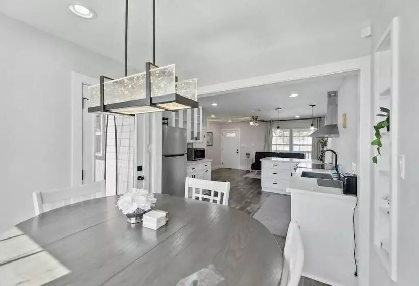 Modern Del Valle Vacation Rental W/ Deck & Views!