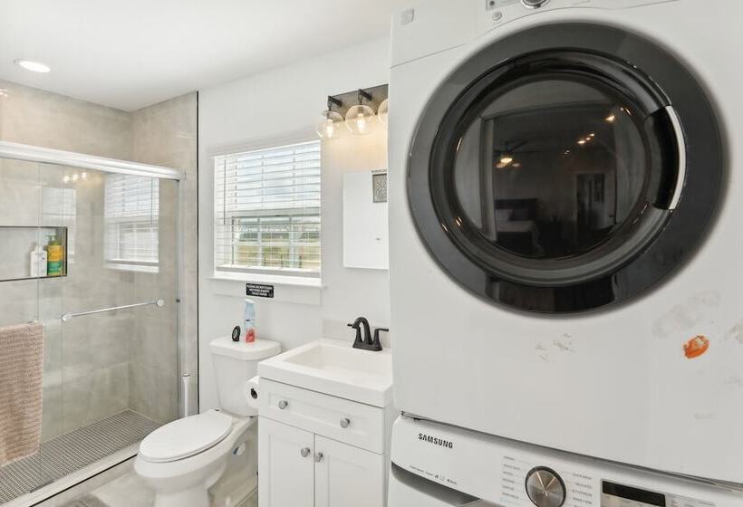 Modern Del Valle Vacation Rental W/ Deck & Views!