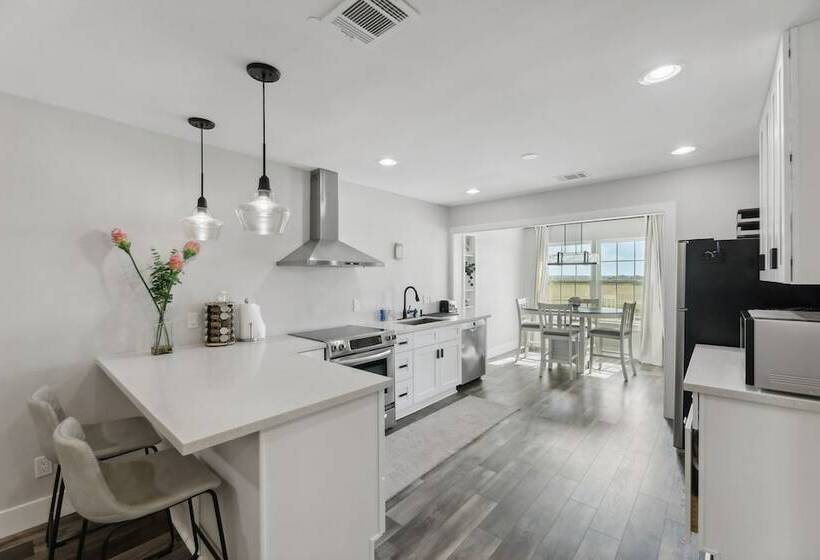 Modern Del Valle Vacation Rental W/ Deck & Views!