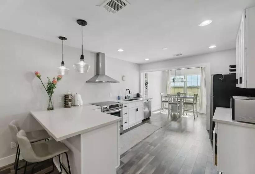 Modern Del Valle Vacation Rental W/ Deck & Views!