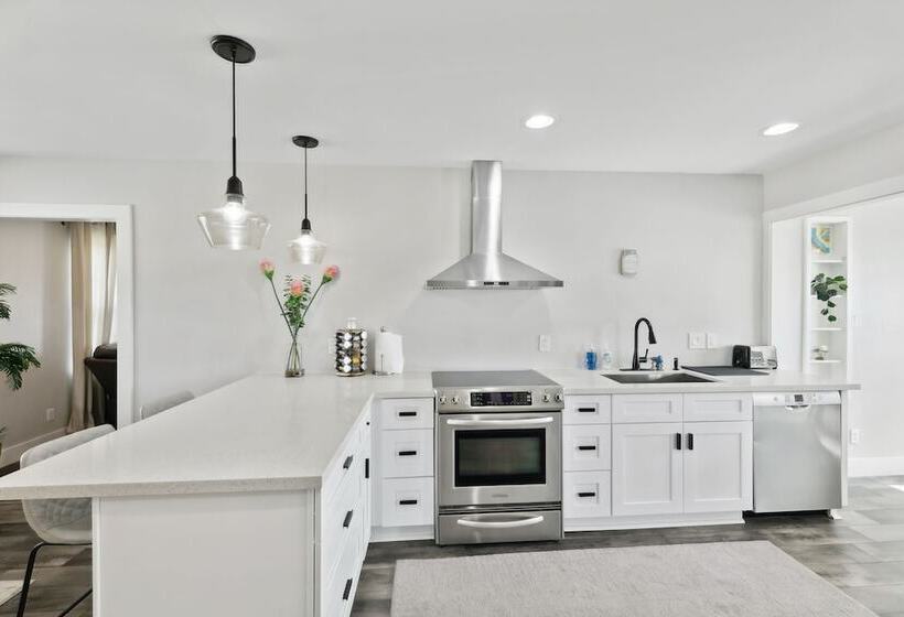 Modern Del Valle Vacation Rental W/ Deck & Views!