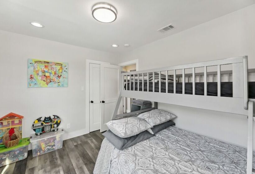 Modern Del Valle Vacation Rental W/ Deck & Views!