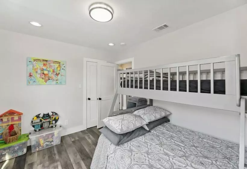 Modern Del Valle Vacation Rental W/ Deck & Views!