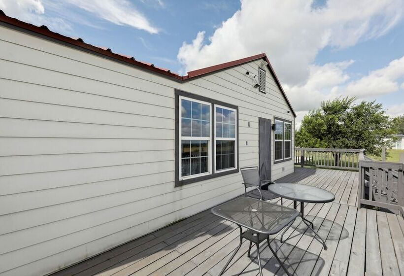 Modern Del Valle Vacation Rental W/ Deck & Views!