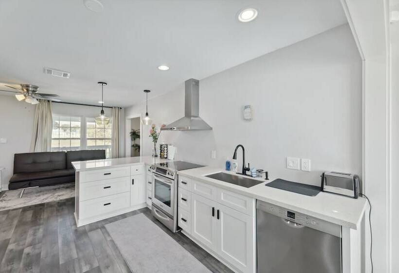 Modern Del Valle Vacation Rental W/ Deck & Views!