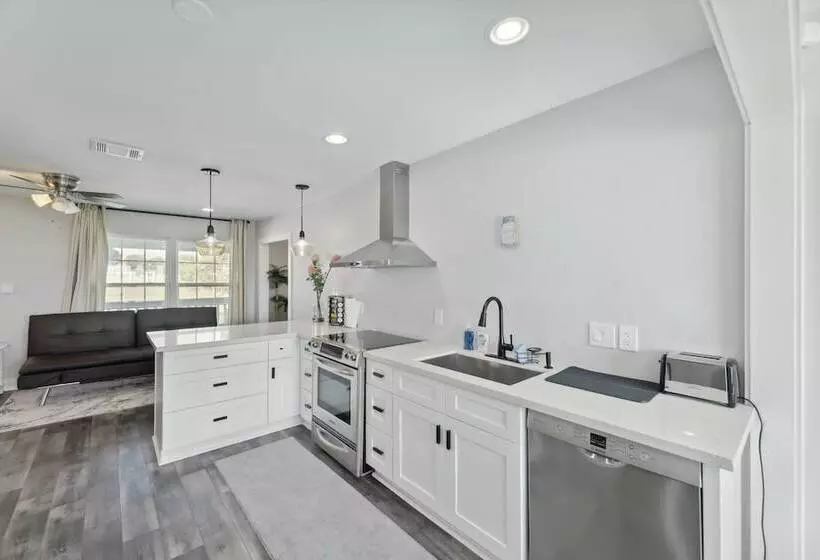 Modern Del Valle Vacation Rental W/ Deck & Views!