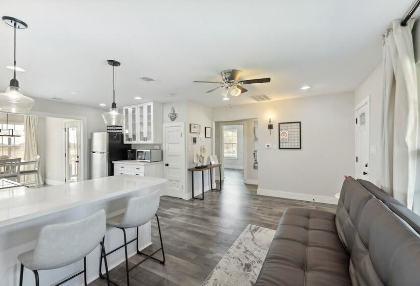 Modern Del Valle Vacation Rental W/ Deck & Views!