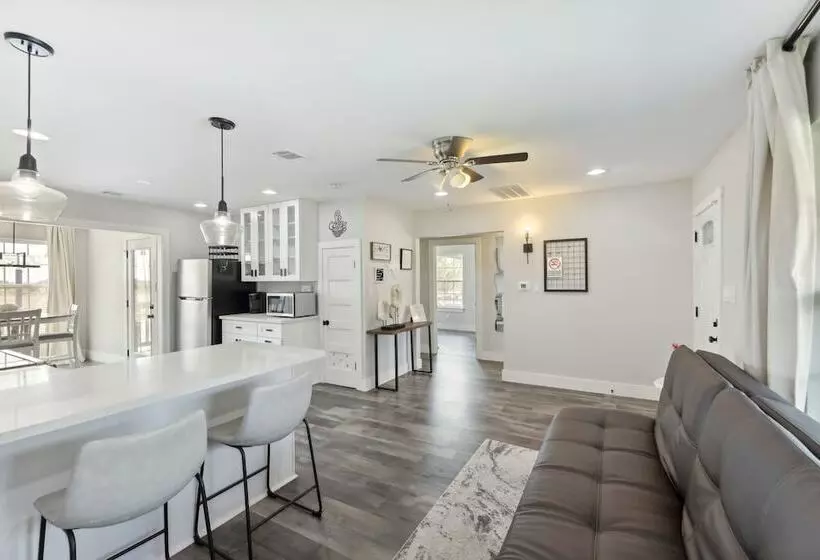 Modern Del Valle Vacation Rental W/ Deck & Views!