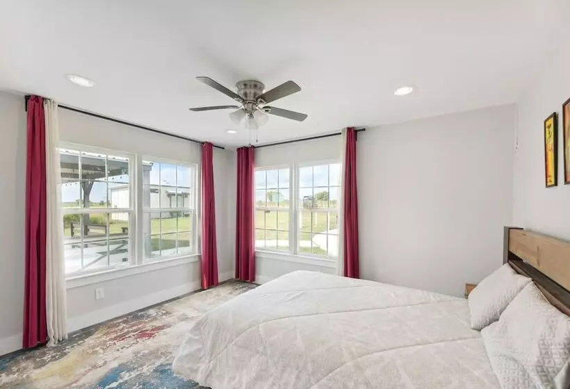 Modern Del Valle Vacation Rental W/ Deck & Views!