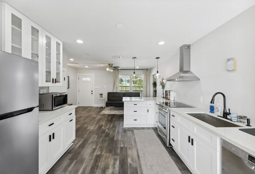 Modern Del Valle Vacation Rental W/ Deck & Views!