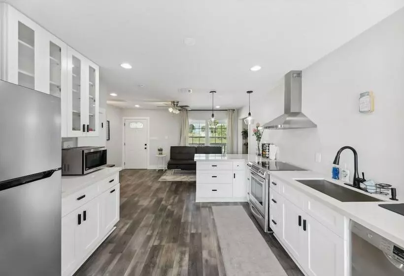 Modern Del Valle Vacation Rental W/ Deck & Views!