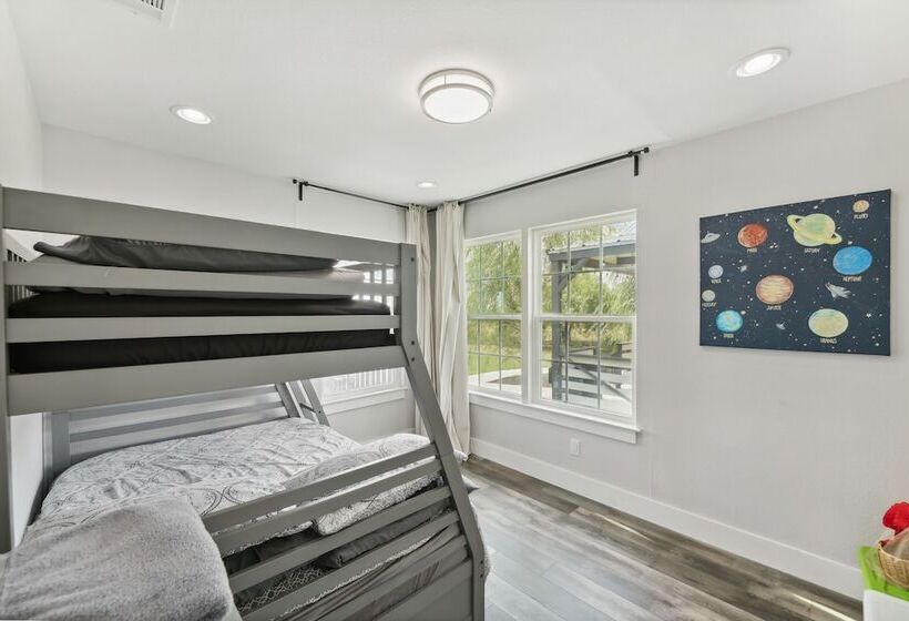 Modern Del Valle Vacation Rental W/ Deck & Views!