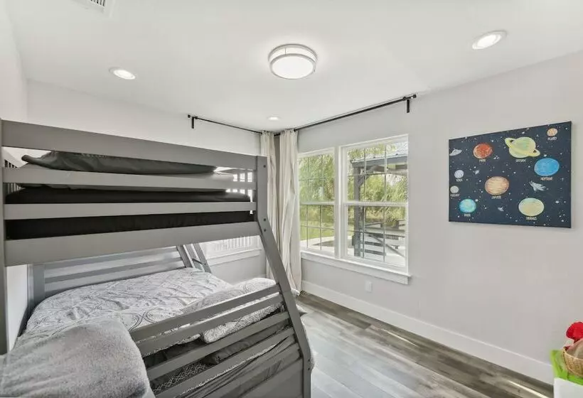 Modern Del Valle Vacation Rental W/ Deck & Views!