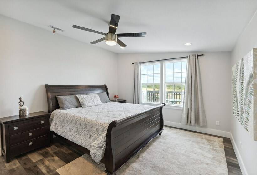 Modern Del Valle Vacation Rental W/ Deck & Views!