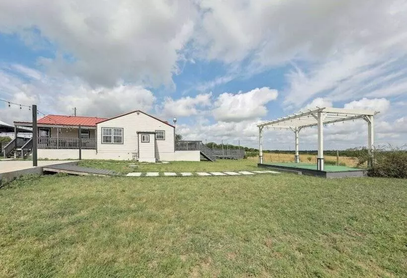 Modern Del Valle Vacation Rental W/ Deck & Views!