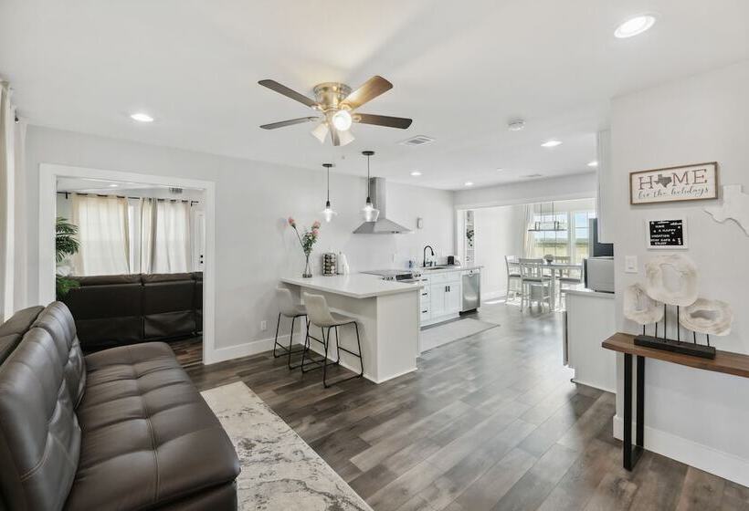 Modern Del Valle Vacation Rental W/ Deck & Views!