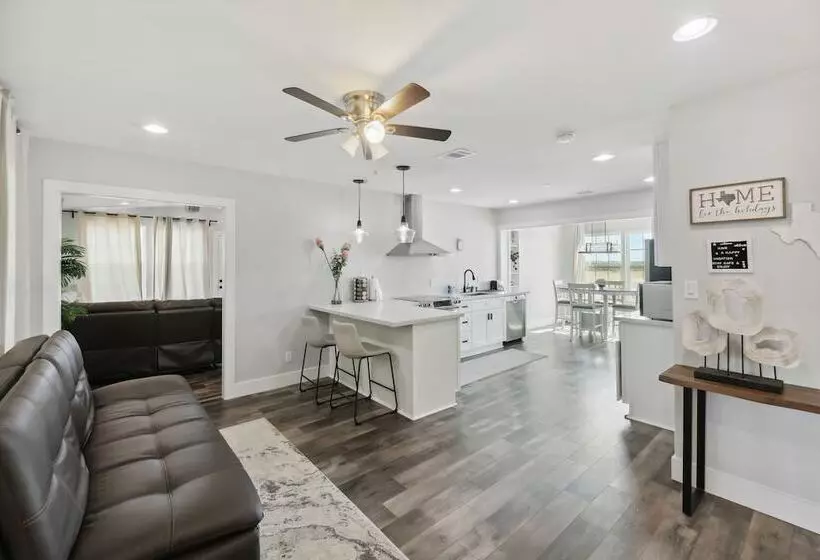 Modern Del Valle Vacation Rental W/ Deck & Views!