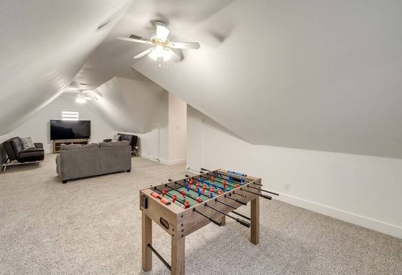 Expansive Pilot Point Home W/ Fireplace!