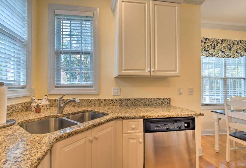 Homey Southport Retreat ~ 8 Mi To Downtown!