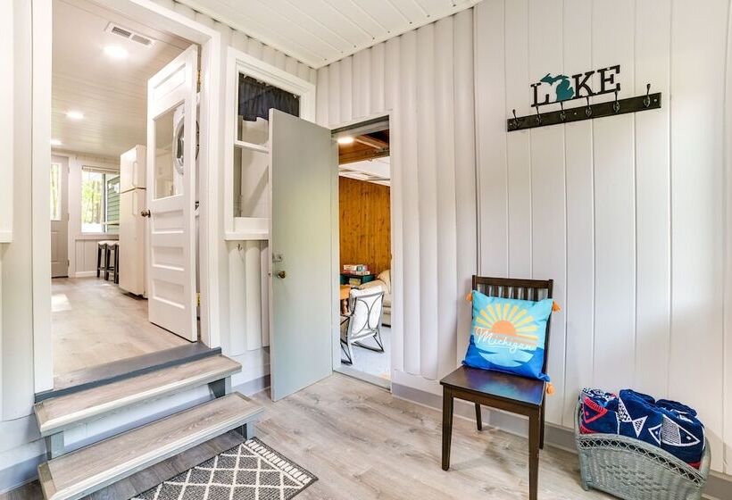 Houghton Lake Family Cottage W/ Game Room!