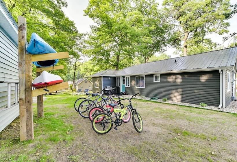 Houghton Lake Family Cottage W/ Game Room!