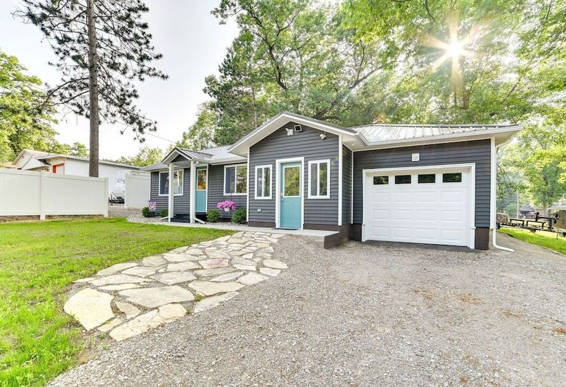 Houghton Lake Family Cottage W/ Game Room!