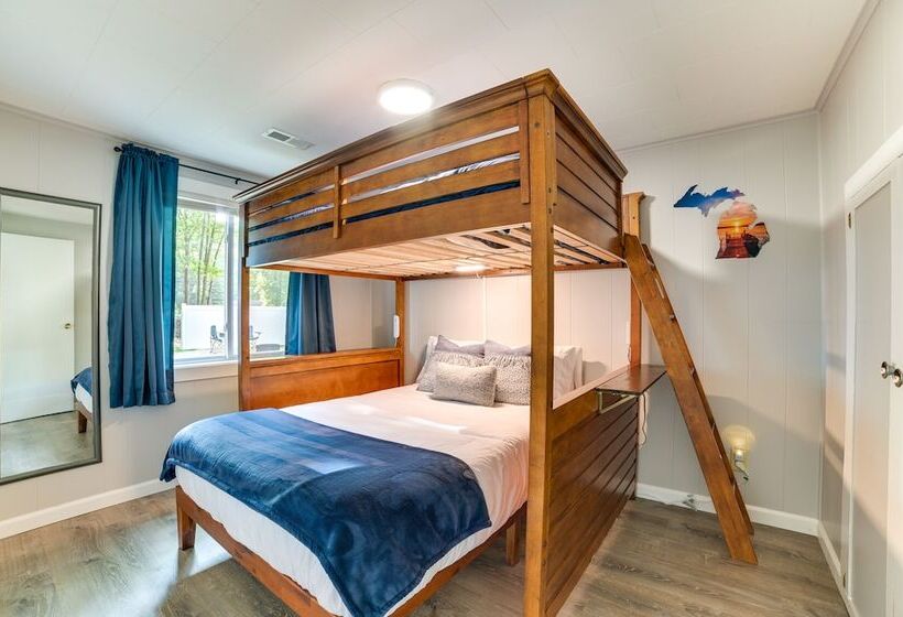 Houghton Lake Family Cottage W/ Game Room!