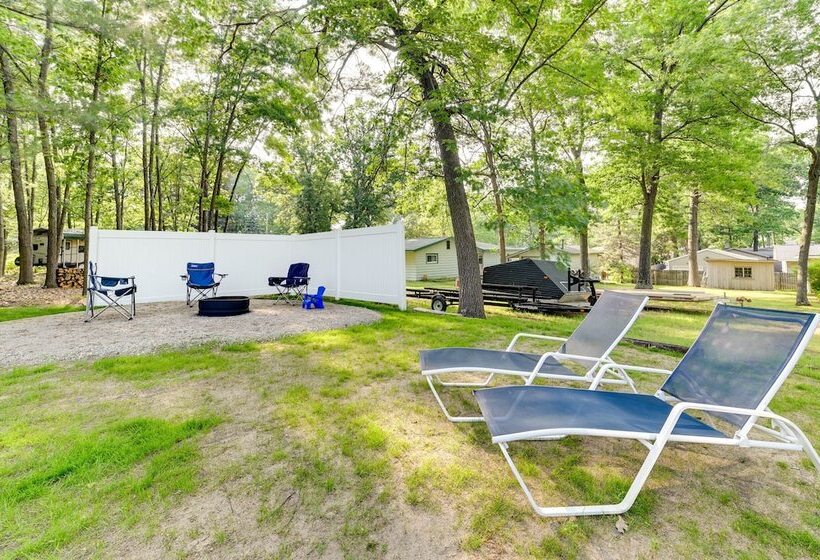 Houghton Lake Family Cottage W/ Game Room!