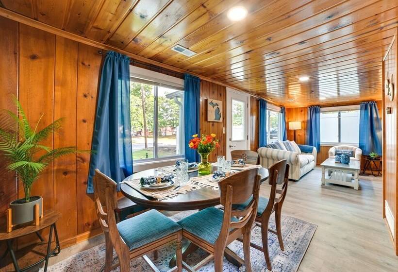 Houghton Lake Family Cottage W/ Game Room!