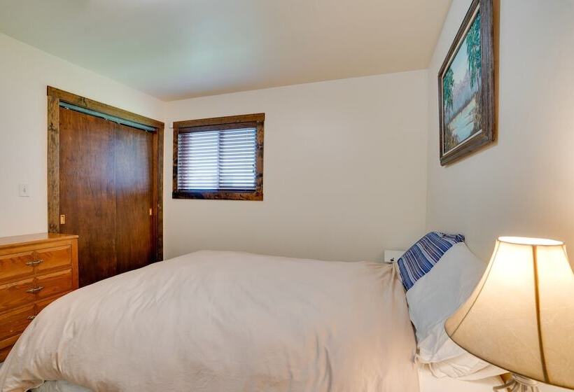 Lakefront Washington Home W/ Private Pool & Sauna