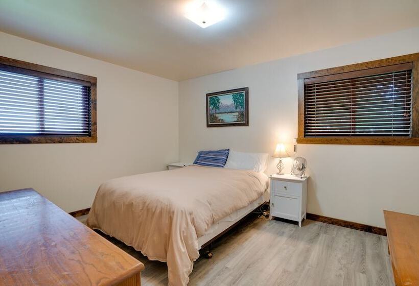 Lakefront Washington Home W/ Private Pool & Sauna