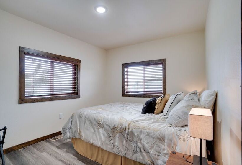 Lakefront Washington Home W/ Private Pool & Sauna