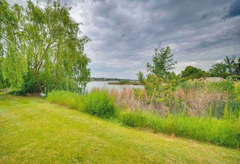 Lakefront Washington Home W/ Private Pool & Sauna