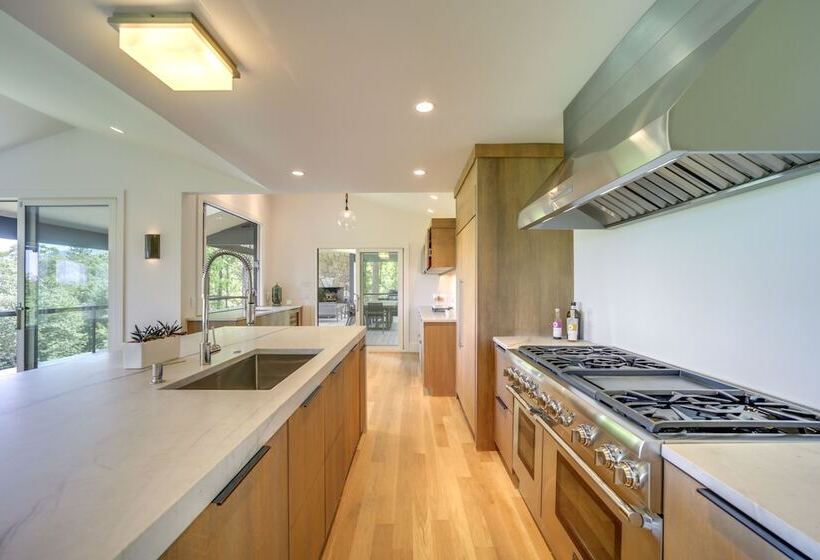 Luxurious Mountain Retreat W/ Long Range Views!