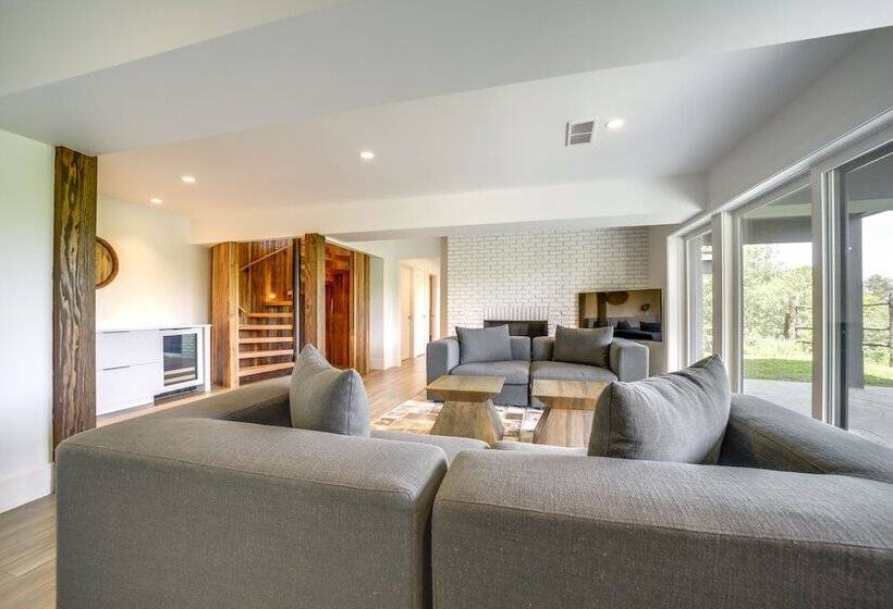 Luxurious Mountain Retreat W/ Long Range Views!