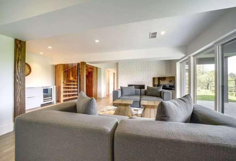 Luxurious Mountain Retreat W/ Long Range Views!