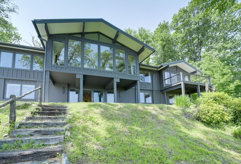 Luxurious Mountain Retreat W/ Long Range Views!