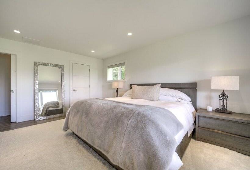 Luxurious Mountain Retreat W/ Long Range Views!