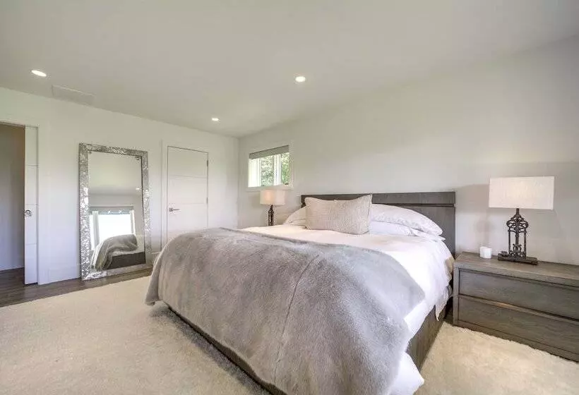 Luxurious Mountain Retreat W/ Long Range Views!