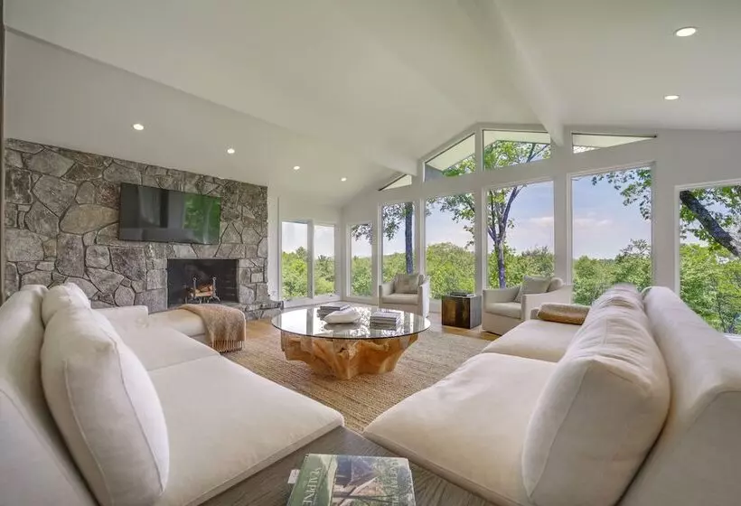 Luxurious Mountain Retreat W/ Long Range Views!