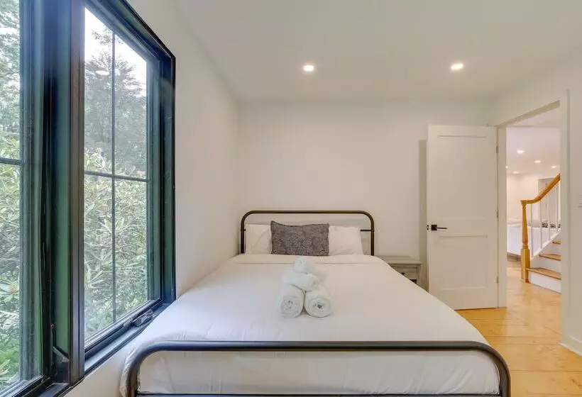 Modern Sharon Farmhouse: Spacious, Patio, Views