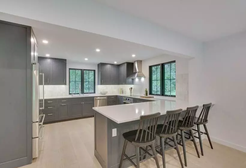 Modern Sharon Farmhouse: Spacious, Patio, Views