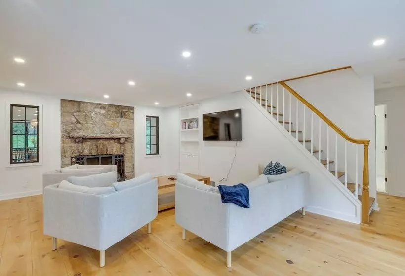 Modern Sharon Farmhouse: Spacious, Patio, Views