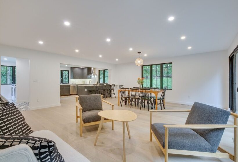 Modern Sharon Farmhouse: Spacious, Patio, Views