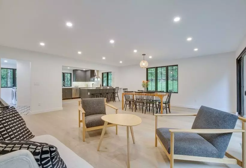 Modern Sharon Farmhouse: Spacious, Patio, Views