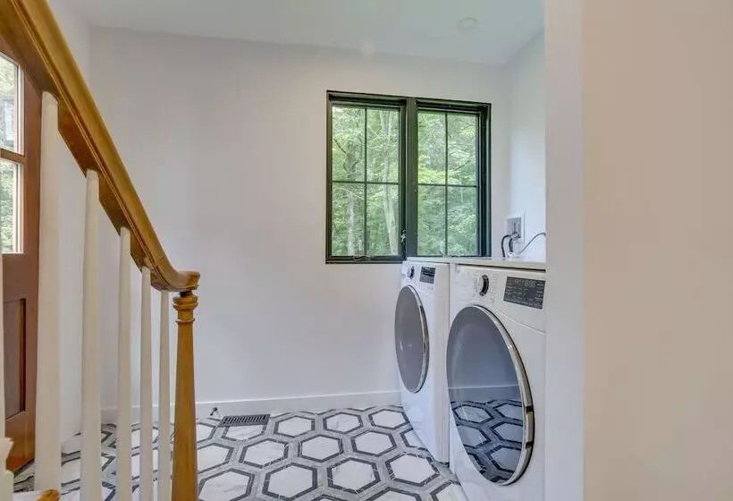 Modern Sharon Farmhouse: Spacious, Patio, Views